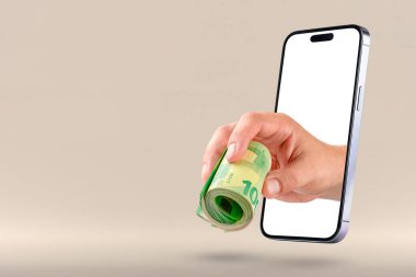 İnternetten para kazanmak. El bir tomar para tutuyor. Avro banknotlarının çoğu elinde, el modern bir cep telefonundan çıkıyor. İnternette çalışma kavramı.