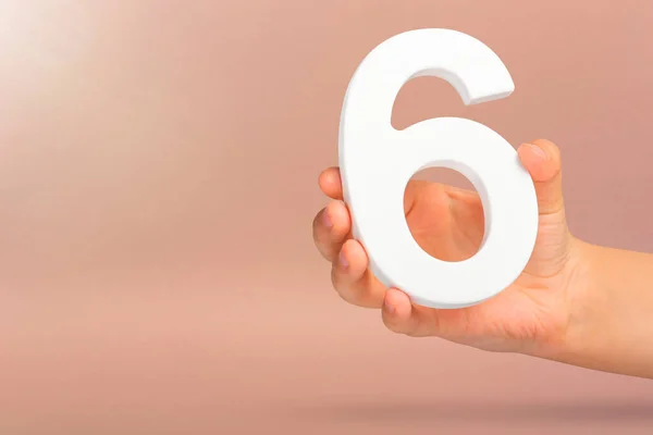 Nummer Sex Handen Hand Håller Vit Nummer Röd Bakgrund Med — Stockfoto