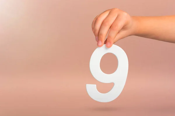 Nummer Nio Handen Hand Håller Vit Nummer Röd Bakgrund Koncept — Stockfoto