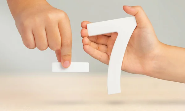 Sieben Die Zahl Sieben Und Das Minussymbol Einer Hand Großaufnahme — Stockfoto