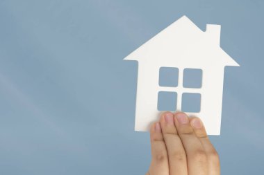 Veresiye emlak almak. Bulanık bir geçmişi olan beyaz bir evin modeli. Ev ya da daire alın, emlak konsepti alın, fotokopi alanı olsun..