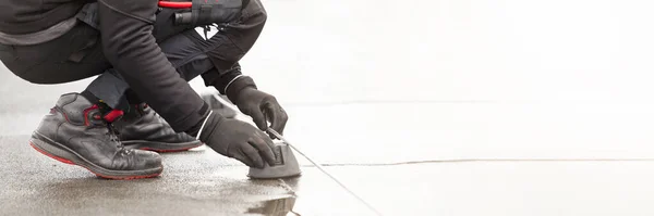 작업자는 지붕에 케이블을 가설한다 지판을 설치하기 기사가 알루미늄 조작하다 — 스톡 사진