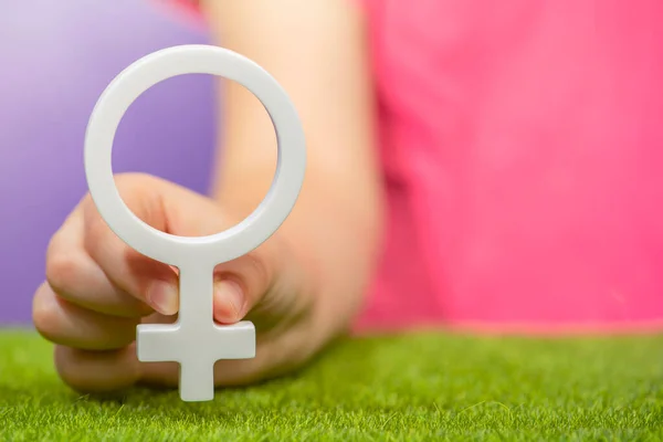 Concepto Género Símbolo Género Femenino Mano Sobre Fondo Púrpura Camiseta — Foto de Stock