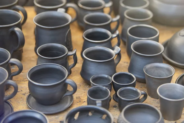 产品由黑色陶瓷手工制作 这个工匠在市场上出售许多陶瓷壶 制作菜肴的小企业的概念 高质量的照片 — 图库照片