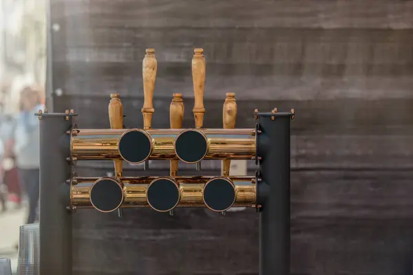 Заливаючи Пиво Барі Макет Вставки Вашої Реклами Бронзовий Блискучий Кран — стокове фото