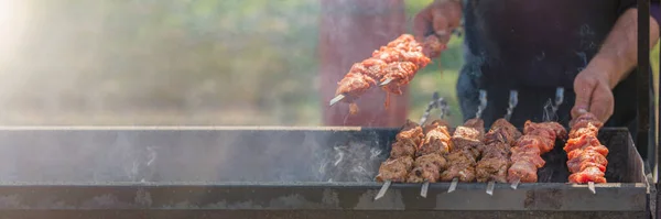 Man Steker Kebab Grillen Solig Dag Organisation Picknick Naturen Högkvalitativt — Stockfoto