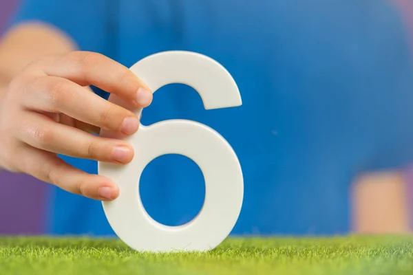 Nummer Sex Handen Hand Håller Vit Nummer Sex Grönt Gräs — Stockfoto