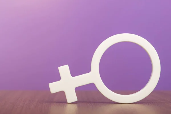 Símbolo Género Una Mujer Símbolo Mujer Sobre Fondo Púrpura Con — Foto de Stock