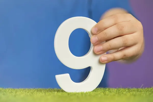 Number Hand Hand Holds White Number Nine Purple Background Nine — Stock Photo, Image