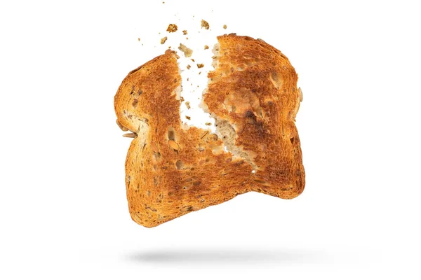 白色的面包片与飞散的面包屑分离成两片 烤面包机把面包放在白色背景中隔离开来 一个小的 饮食清脆的早餐的概念 — 图库照片