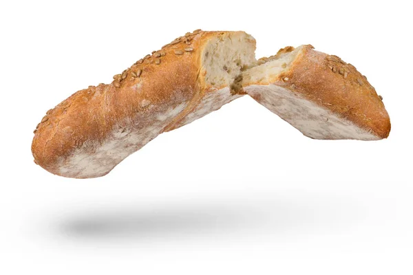 在白色孤立的背景上放着新鲜的小面包 健康食品概念 一块面包被劈成两半 被白色的背景隔开 投下了阴影 侧视图 — 图库照片