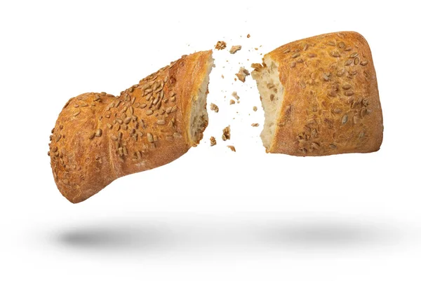 白面包上夹着一块脆面包 一块新鲜烘烤的脆面包被劈成两半 碎屑在休息时从四面八方飞散 新鲜烘焙的概念 顶部视图 高质量的照片 — 图库照片