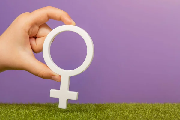 Símbolo Género Una Mujer Símbolo Mujer Manos Sobre Fondo Púrpura — Foto de Stock