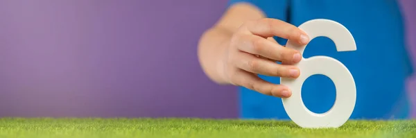 Nummer Sex Handen Hand Håller Vit Nummer Sex Grönt Gräs — Stockfoto