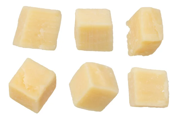 白い背景に単離されたハードパルメザンチーズの作品 白い背景に正方形の形のパルメザンチーズの作品 クローズアップ イタリアの様々なハードチーズ 長い熟成 — ストック写真