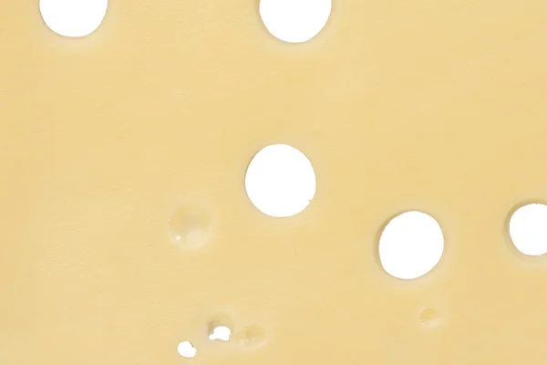 大きな穴のあるチーズの食感が閉じます 白い背景に隔離された大きな穴を持つ心のチーズのクローズアップ 高品質の写真 — ストック写真