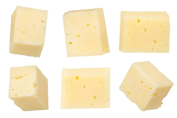 바탕에는 조각들이 떨어져 있습니다 치즈는 용이야 배경에 사각형으로 치즈를 클로즈업한 — 스톡 사진