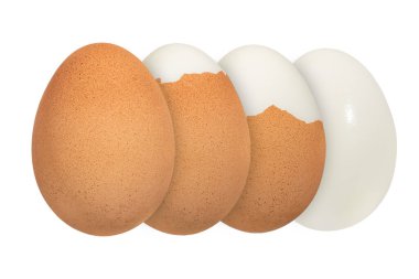 Haşlanmış tavuk yumurtası, beyaz izole edilmiş arka planda farklı seviyelerde kabukları var. Yumurta haşlama ve pişirme kavramı. Tasarımlara veya ambalaj etiketlerine eklemek için. Yan görünüm
