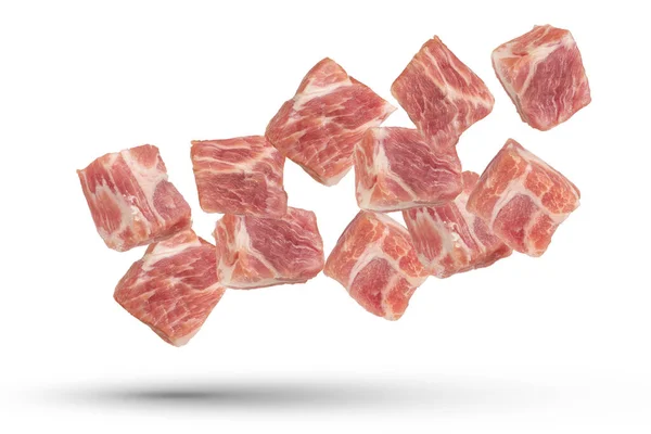Rauwe Varkensblokjes Kubussen Varkensvlees Verschillende Richtingen Geïsoleerd Een Witte Achtergrond — Stockfoto