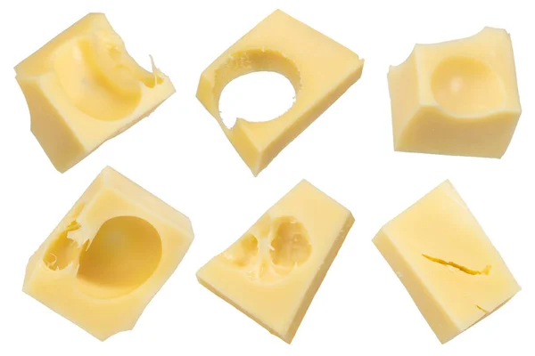 白い隔離された背景の心のチーズの部分 駒はあらゆる方向に飛び立つ デザインまたはプロジェクトに挿入するには 高品質の写真 — ストック写真