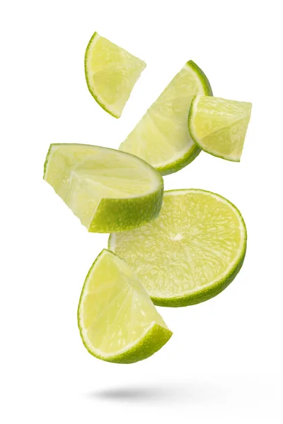 Repülő Gyümölcsök Lime Szeletek Fehér Elszigetelt Háttérrel Lime Szeletek Szétszóródnak — Stock Fotó