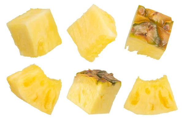 Kawałki Ananasa Białym Odizolowanym Tle Soczysty Ananas Pokrojony Kawałki Różnych — Zdjęcie stockowe