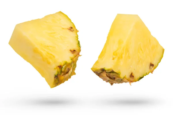 Kawałki Dojrzałego Ananasa Białym Odizolowanym Tle Kawałki Plastry Ananasa Skórką — Zdjęcie stockowe