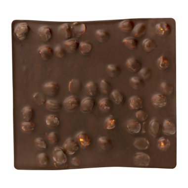 Beyaz arka planda pohpohlayan fındıklı koyu çikolata dolu bir bar. Küçük dikdörtgenlere ayrılmış kare bir çikolata çubuğu. Alt manzara, yakın plan