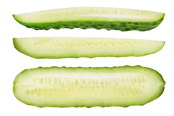 Beyaz Izole Edilmiş Arka Planda Uzun Yeşil Salatalık Dilimleri Beyaz — Stok fotoğraf