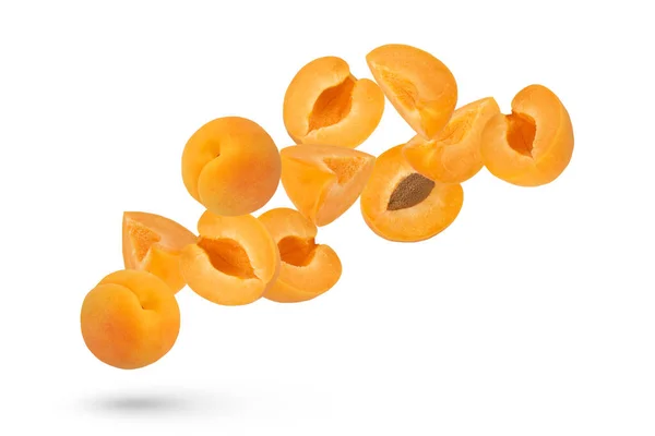 Marillenhälften Auf Weißem Hintergrund Aprikosenscheiben Mit Und Ohne Kerne Streuen — Stockfoto