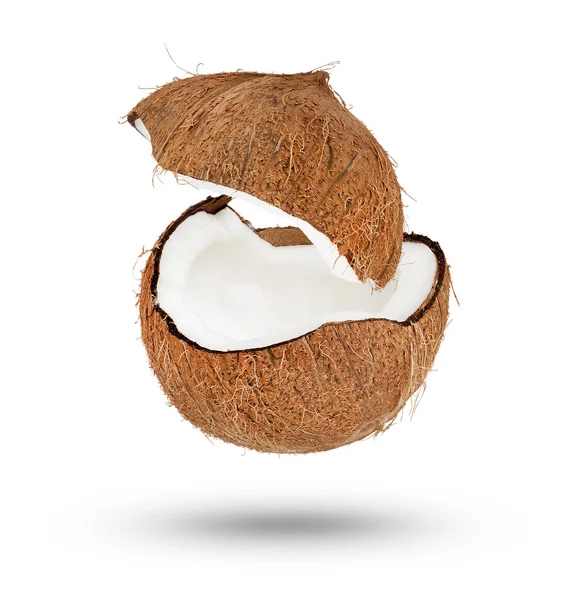 飞椰子 一半的椰子 有一个飞行的盖子在白色孤立的背景 椰子的一部分悬挂或落下 投下了阴影 高质量的照片 — 图库照片