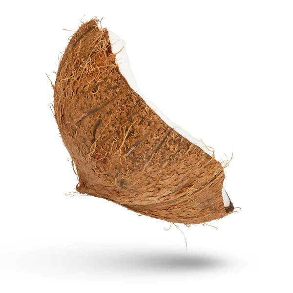 Kawałek Kokosa Latającą Pokrywą Białym Odizolowanym Tle Część Kokosa Skorupą — Zdjęcie stockowe