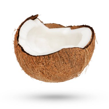 Kırık hindistan cevizi ve beyaz bir arka plan. Hindistan cevizinin yarısı, et kısmı yukarıda, yarım hindistan cevizinin kenarları beyaz arka planda.