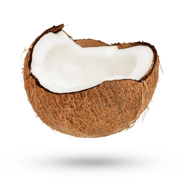 在白色孤立的背景上破碎的椰子 一半椰子 肉侧面向上 一半椰子的锯齿状边缘 白色背景 — 图库照片