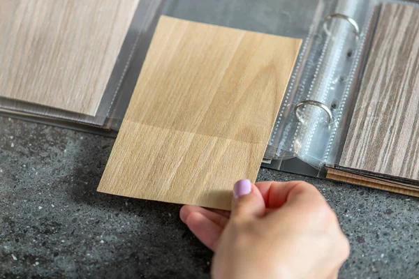 Samples Chipboard Close Womans Hand Takes Out Chipboard Sample Wood — Stock Photo, Image