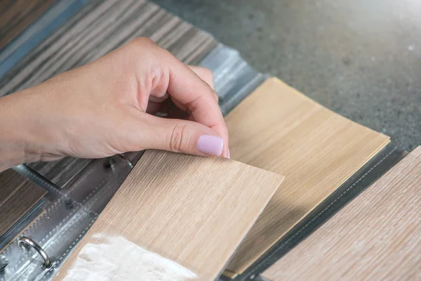 Samples Chipboard Close Womans Hand Takes Out Chipboard Sample Wood — Stock Photo, Image