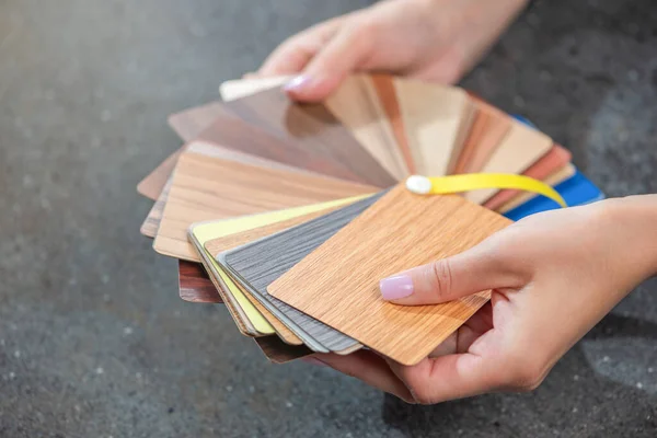 Samples Laminate Imitating Wood Woman Designer Chooses Samples Laminate Flooring — Stock Photo, Image
