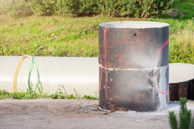 Yeniden inşa edilmiş yolun kenarındaki beton borular. Atık su toplamak için büyük beton halkalar. Şehirdeki yağmur suyu toplama sisteminin yeniden inşası. Yüksek kalite fotoğraf