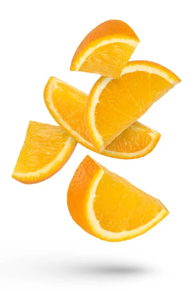 フライングフルーツ 白い隔離された背景にオレンジのスライス さまざまな方向にオレンジ色の散乱のスライス 影を閉じるキャスト 広告の旗のために適した 高品質の写真 — ストック写真