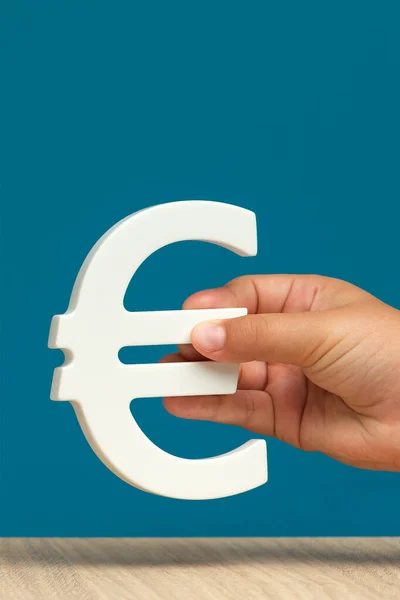 Weißes Euro Symbol Einer Hand Auf Blauem Hintergrund Großaufnahme Mit — Stockfoto