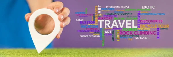 旅行规划 手中拿着Gps别针和一个字云彩 主题是以不同的颜色和尺寸在紫色背景上旅行 关于旅行主题的横幅 高质量的照片 — 图库照片