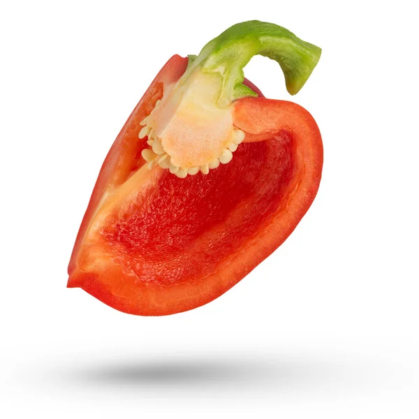 四分之一的红辣椒在白色孤立的背景上 红色美味的红辣椒 顶部有绿色的尖端 高质量的照片 — 图库照片