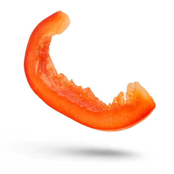 Beyaz Izole Bir Arka Planda Kırmızı Biber Dilimi Sağlıklı Yeme — Stok fotoğraf
