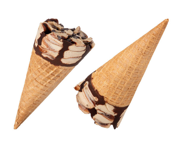 Два мороженых в вафельной чашке на белом изолированном фоне. Мороженое в форме сердца с шоколадным вкусом с разных сторон на белом