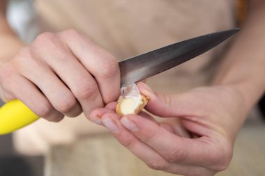 Dilimlenmiş sarımsak karanfili beyaz arka planda kırpma yolu ile izole edilir. Yüksek kalite fotoğraf