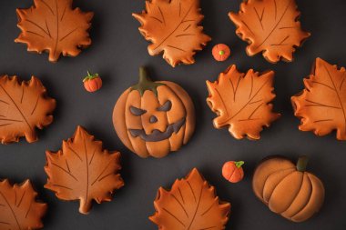 Sonbahar yaprakları şeklinde turuncu kremalı zencefilli kurabiye ve fırından yeni çıkmış Jack 'in kafası. Cadılar Bayramı festivali geçmişi. Düz yatıyordu.