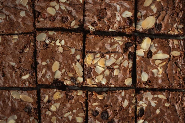 Deliciosos Brownies Chocolate Caseiros Com Flocos Amêndoa Passas Cortadas Fatias — Fotografia de Stock
