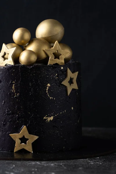 Розкішний Торт Темно Синім Вершковим Сиром Прикрашений Золотими Шоколадними Зірками — стокове фото