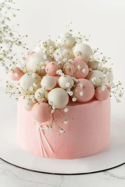 Bröllopstårta Med Rosa Färskost Glasyr Dekorerad Med Choklad Sfärer Och — Stockfoto