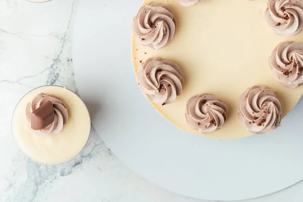 Lagrad Dessert Trifles Ett Genomskinligt Glas Svampkaka Och Tre Chokladmousse — Stockfoto